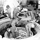 Las tropas estadounidenses y británicas desmontan el intento de reactor nuclear de los nazis en Haigerloch en abril de 1945.